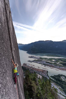 Kletterer an der Felswand von Heatwave, The Chief, Squamish, Kanada - ISF23478