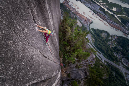 Kletterer an der Felswand von Heatwave, The Chief, Squamish, Kanada - ISF23479