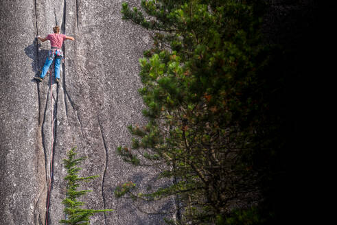 Kletterer beim Erklimmen von Heatwave auf dem Gipfel von The Chief, Squamish, Kanada - ISF23483