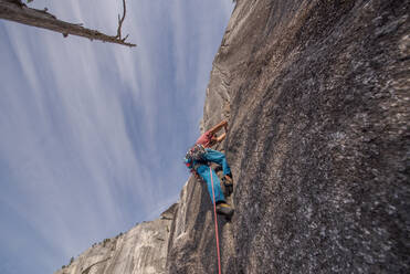 Kletterer beim Erklimmen von Heatwave auf dem Gipfel von The Chief, Squamish, Kanada - ISF23486