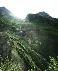 Blick auf eine grüne Landschaft an einem sonnigen Tag - CAVF72264