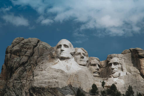 Niedriger Blickwinkel auf das Mt. Rushmore National Monument gegen bewölkten Himmel - CAVF72269