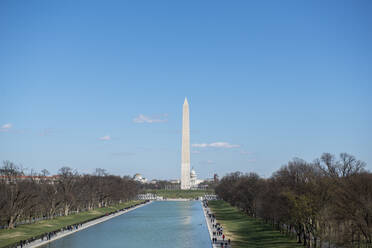 Blick von oben auf den Reflecting Pool am Washington Monument gegen den Himmel an einem sonnigen Tag - CAVF72306