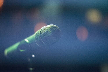 Nahaufnahme eines Mikrofons auf der Bühne - CAVF72309