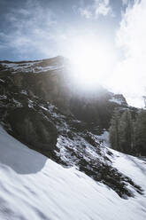 Landschaftliche Ansicht eines schneebedeckten Berges gegen den Himmel an einem sonnigen Tag - CAVF72312