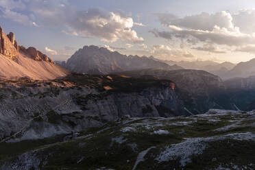 Landschaftliche Ansicht der Berge gegen bewölkten Himmel - CAVF72351