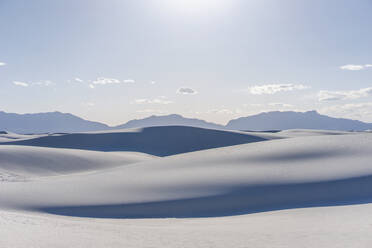 Landschaftliche Ansicht der verschneiten Landschaft gegen den Himmel an einem sonnigen Tag - CAVF72359