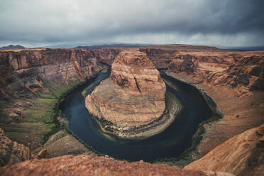 Aussicht auf Horseshoe Bend gegen bewölkten Himmel - CAVF72362