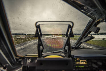 Flugzeug auf Startbahn gegen Himmel durch nasse Windschutzscheibe gesehen - CAVF72367