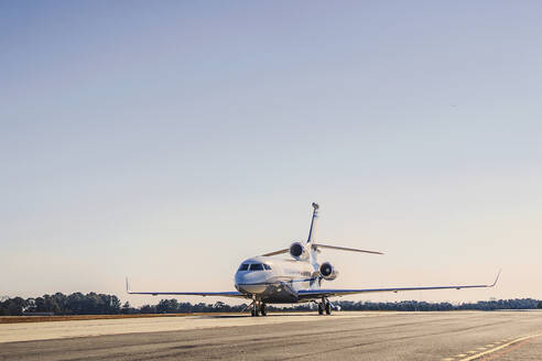 Privatjet auf der Landebahn bei klarem Himmel - CAVF72371