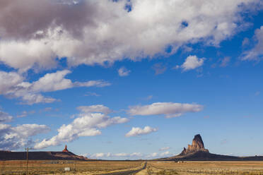 Blick auf das Monument Valley bei bewölktem Himmel - CAVF72394