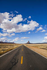 Landstraße gegen bewölkten Himmel im Monument Valley - CAVF72395