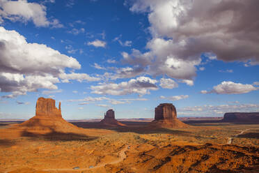 Blick auf die Felsformationen im Monument Valley gegen den bewölkten Himmel - CAVF72397