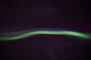 Niedriger Winkel des Polarlichts gegen das Sternenfeld - CAVF72402