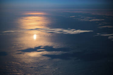 Luftaufnahme des Meeres bei Sonnenuntergang - CAVF72409