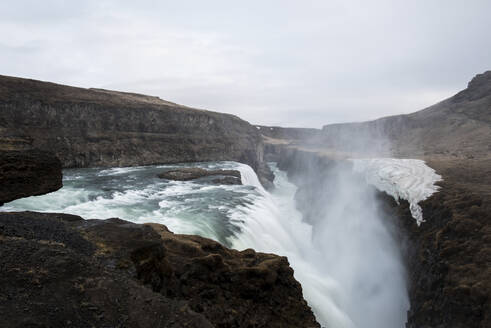 Landschaftliche Ansicht eines Wasserfalls gegen den Himmel - CAVF72412