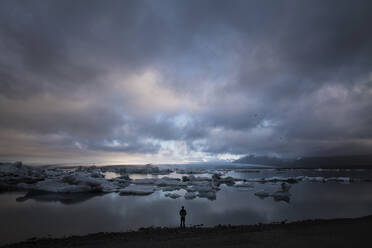 Silhouette Mann stehend am Meer gegen Wolkenlandschaft - CAVF72423