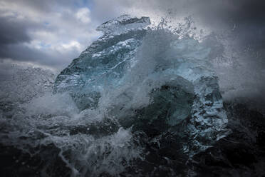 Wasser plätschert im Meer gegen den Himmel - CAVF72426