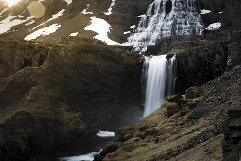 Malerischer Blick auf den Wasserfall an einem sonnigen Tag - CAVF72438