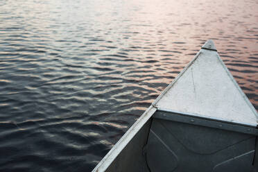 Nahaufnahme des Schiffsbugs auf dem See bei Sonnenuntergang - CAVF72467