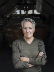 Porträt eines älteren Mannes in einem Bootshaus - GUSF02983