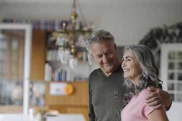 Porträt eines glücklichen Seniorenpaares zu Hause - GUSF03040