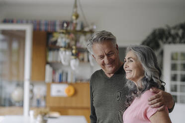 Portrait of a happy senior couple at home - GUSF03040