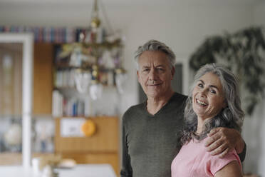 Portrait of a happy senior couple at home - GUSF03041