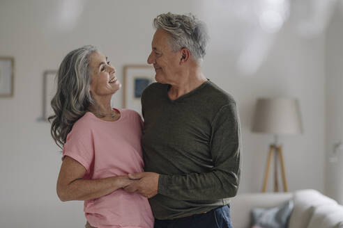 Happy senior couple in living room at home - GUSF03052