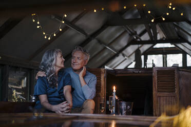 Älteres Paar beim Candlelight-Dinner auf einem Boot im Bootshaus - GUSF03083