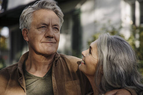 Portrait of senior couple in garden of their home - GUSF03135