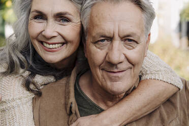 Porträt eines glücklichen älteren Paares im Freien - GUSF03142