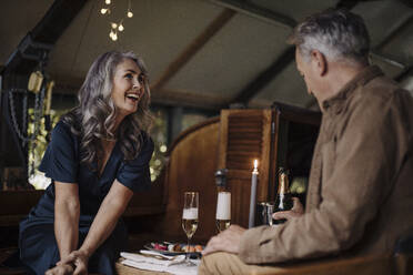 Glückliches älteres Paar beim Candlelight-Dinner auf einem Boot im Bootshaus - GUSF03149