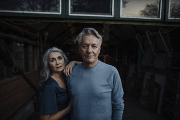 Porträt eines älteren Paares in einem Bootshaus - GUSF03159