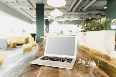 Business, Laptop und Brille im Coworking-Büro - KNSF06986