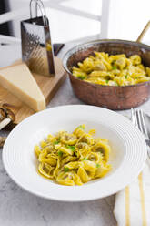 Teller mit italienischen Tortellini und Grana-Käse - GIOF07897