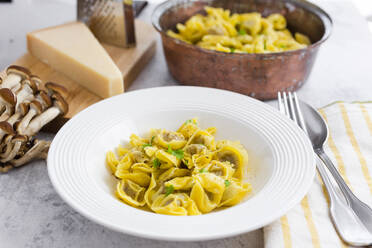 Teller mit italienischen Tortellini und Grana-Käse - GIOF07898