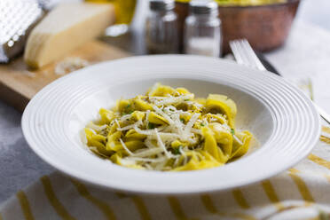 Teller mit italienischen Tortellini und Grana-Käse - GIOF07902