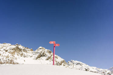 Beschilderung von Schneeschuhwanderwegen, Valmalenco, Italien - MRAF00467