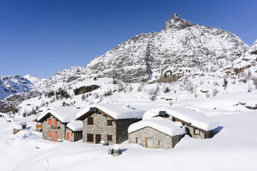 Mit Neuschnee bedeckte Berghütten, Valmalenco, Italien - MRAF00469