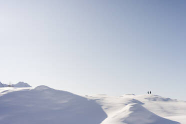 Berglandschaft mit Neuschnee, zwei Wanderer auf Aussichtspunkt, Valmalenco, Italien - MRAF00472