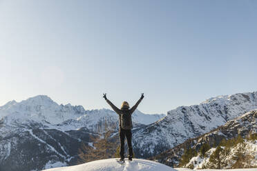 Frau genießt die winterliche Berglandschaft, Valmalenco, Italien - MRAF00479