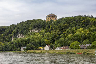 Germany, Bavaria, Kelheim, Hall of Liberation overlooking river Danube - MAMF00967