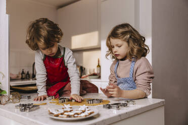 Zwei Mädchen bereiten in der Küche Weihnachtsplätzchen zu - MFF04957