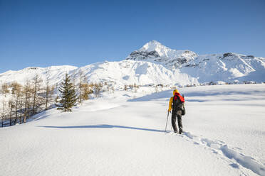 Hiking with snowshoes in the mountains, Valmalenco, Sondrio, Italy - MCVF00133