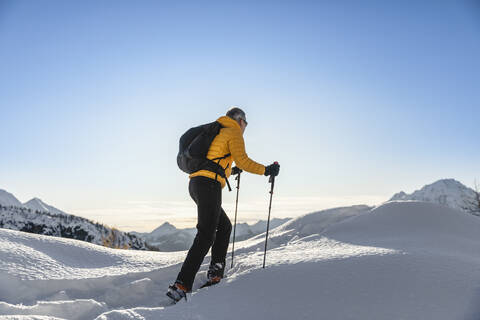 Wandern mit Schneeschuhen in den Bergen, Valmalenco, Sondrio, Italien, lizenzfreies Stockfoto
