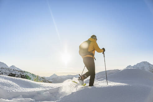 Wandern mit Schneeschuhen in den Bergen, Valmalenco, Sondrio, Italien - MCVF00136