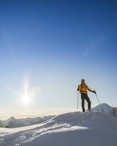 Wandern mit Schneeschuhen in den Bergen, Valmalenco, Sondrio, Italien, lizenzfreies Stockfoto