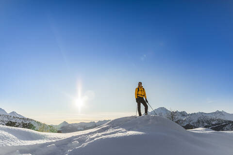 Wandern mit Schneeschuhen in den Bergen, Valmalenco, Sondrio, Italien, lizenzfreies Stockfoto