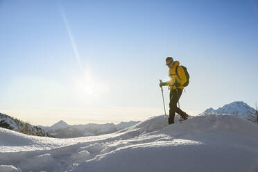 Wandern mit Schneeschuhen in den Bergen, Valmalenco, Sondrio, Italien - MCVF00139